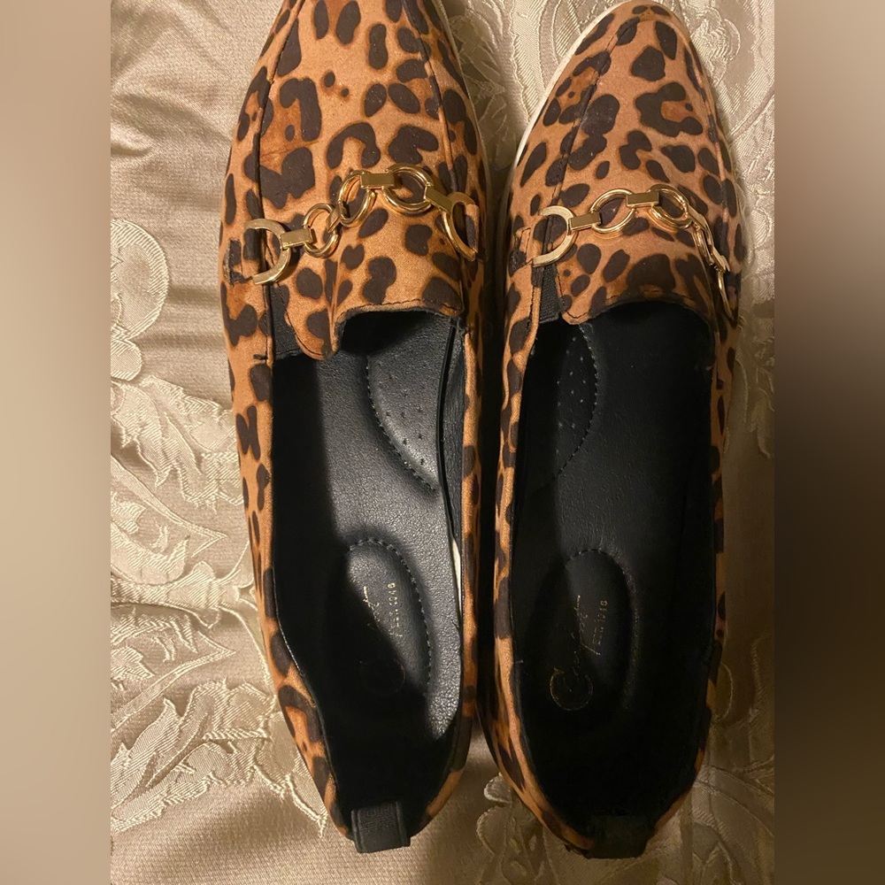 Chic Leopard Print Loafers with Gold Accent